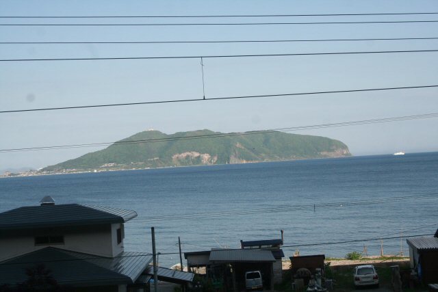 20160528_708_上磯駅過ぎ車窓に函館山.jpg
