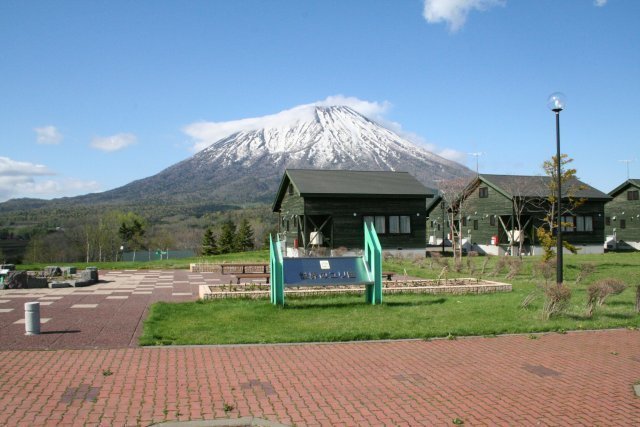 04_まっかり温泉20070520_コテージと羊蹄山.jpg