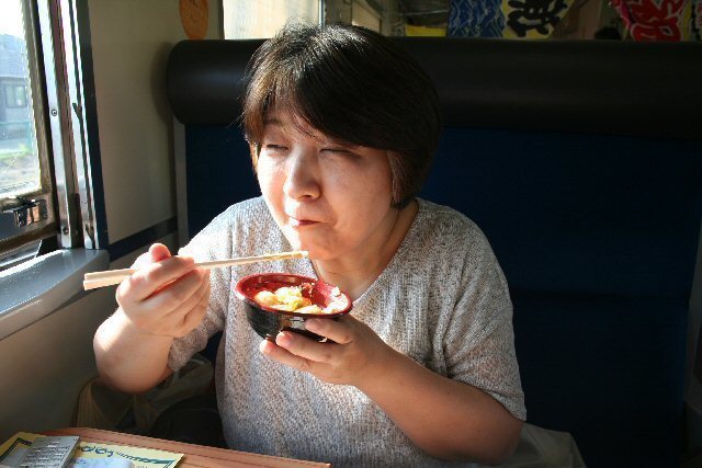 20160528_683_函館海鮮スイーツ丼_カミさん笑顔.jpg
