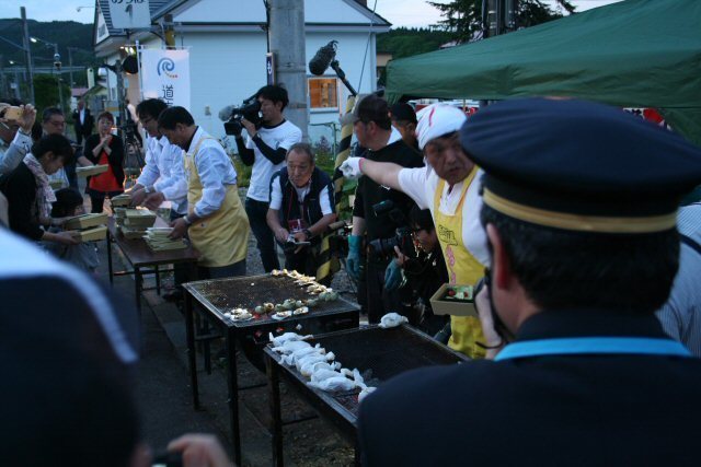 20160528_852_茂辺地駅ホームバーベキューといさりび焼手渡し.jpg