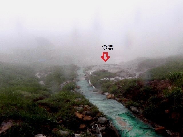 20170623_240_藤七温泉・残雪の露天風呂・一の湯への道-矢印.jpg
