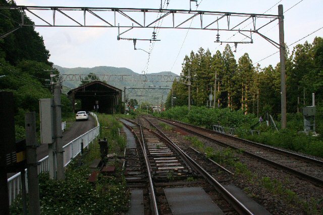 20170623_634_新板谷駅から旧線・新線を望む.JPG