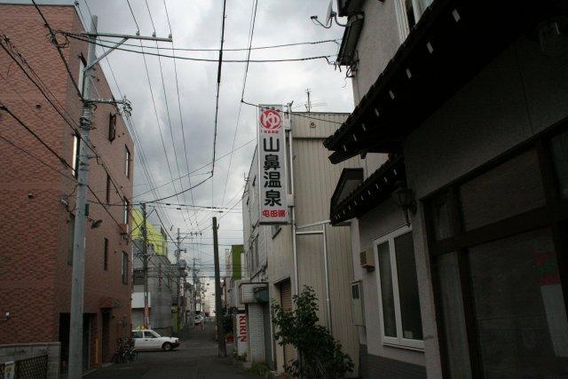 画像を等倍で表示します 建物前の通り