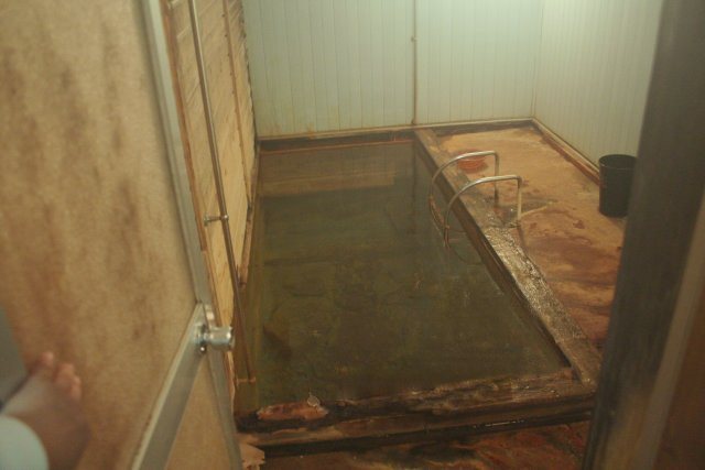 12_ニセコ薬師温泉20070529_透明泉浴室1-M.jpg